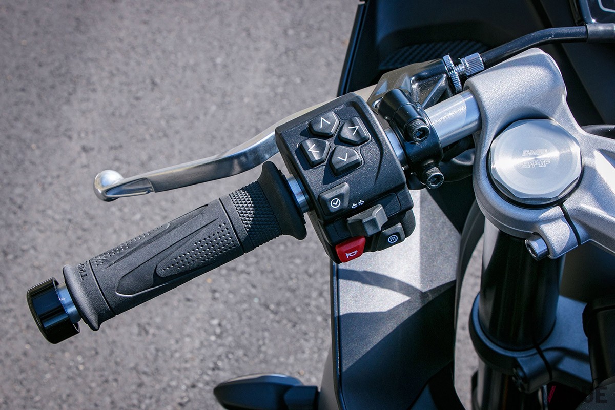 スポーティなルックスと、トライアンフの代名詞的な存在である3気筒エンジン、さらに懐の深いハンドリングを具現した「デイトナ660」