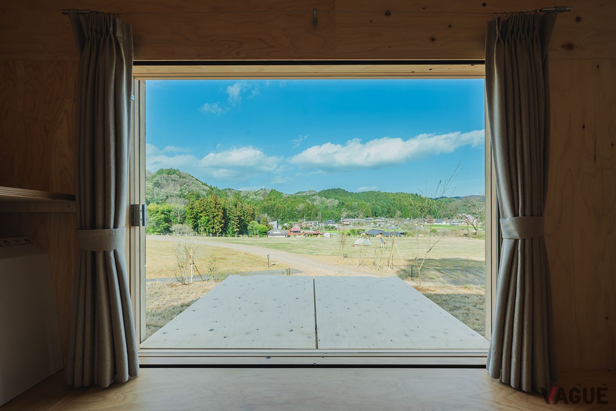 「住箱-JYUBAKO-」の大きな窓からは鹿沼の里山の風景を楽しめます