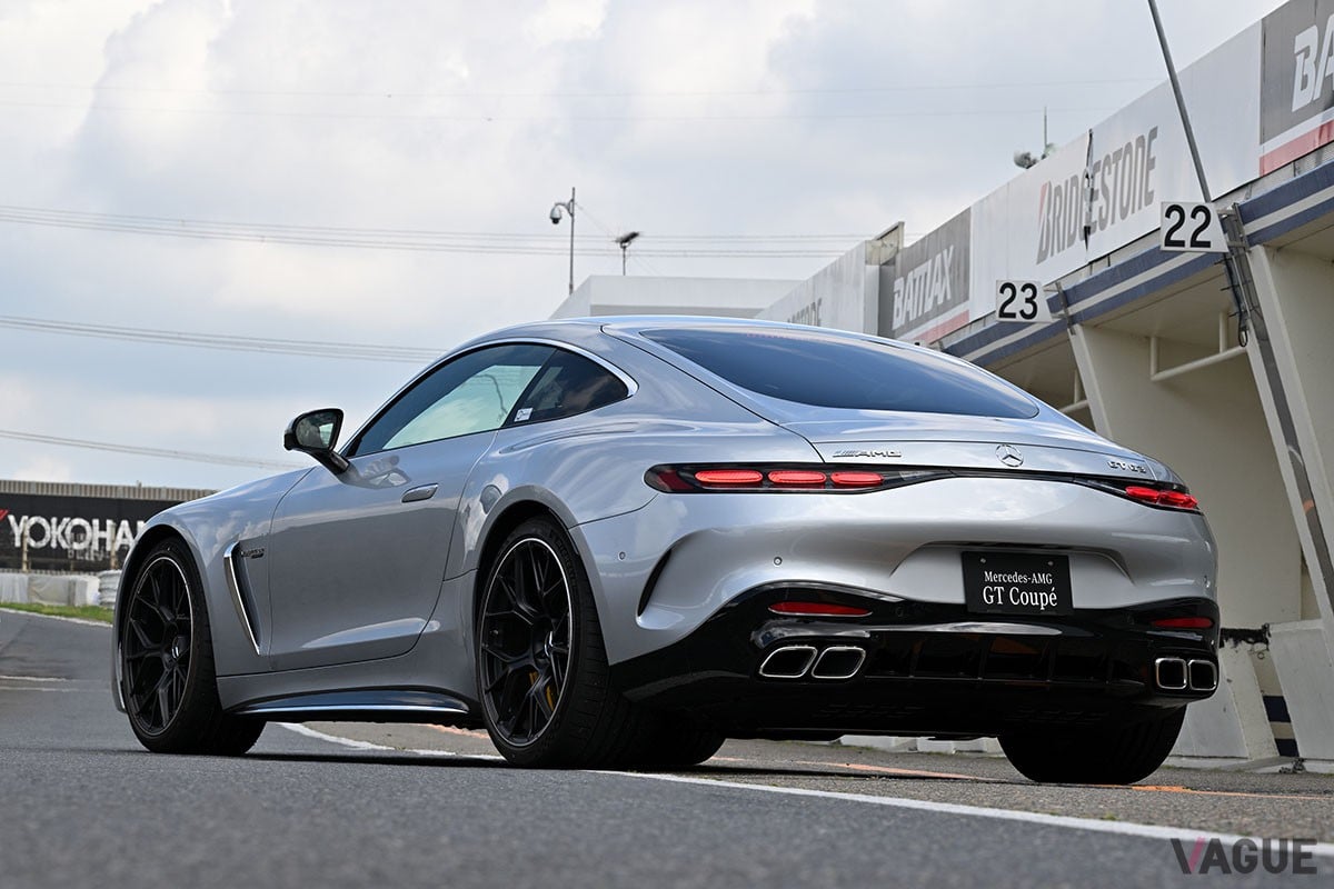 AMGらしい豪快な走りはもちろんのこと、優れた安全性や実用性など全方位的性能も身につけたメルセデスAMG「GTクーペ」