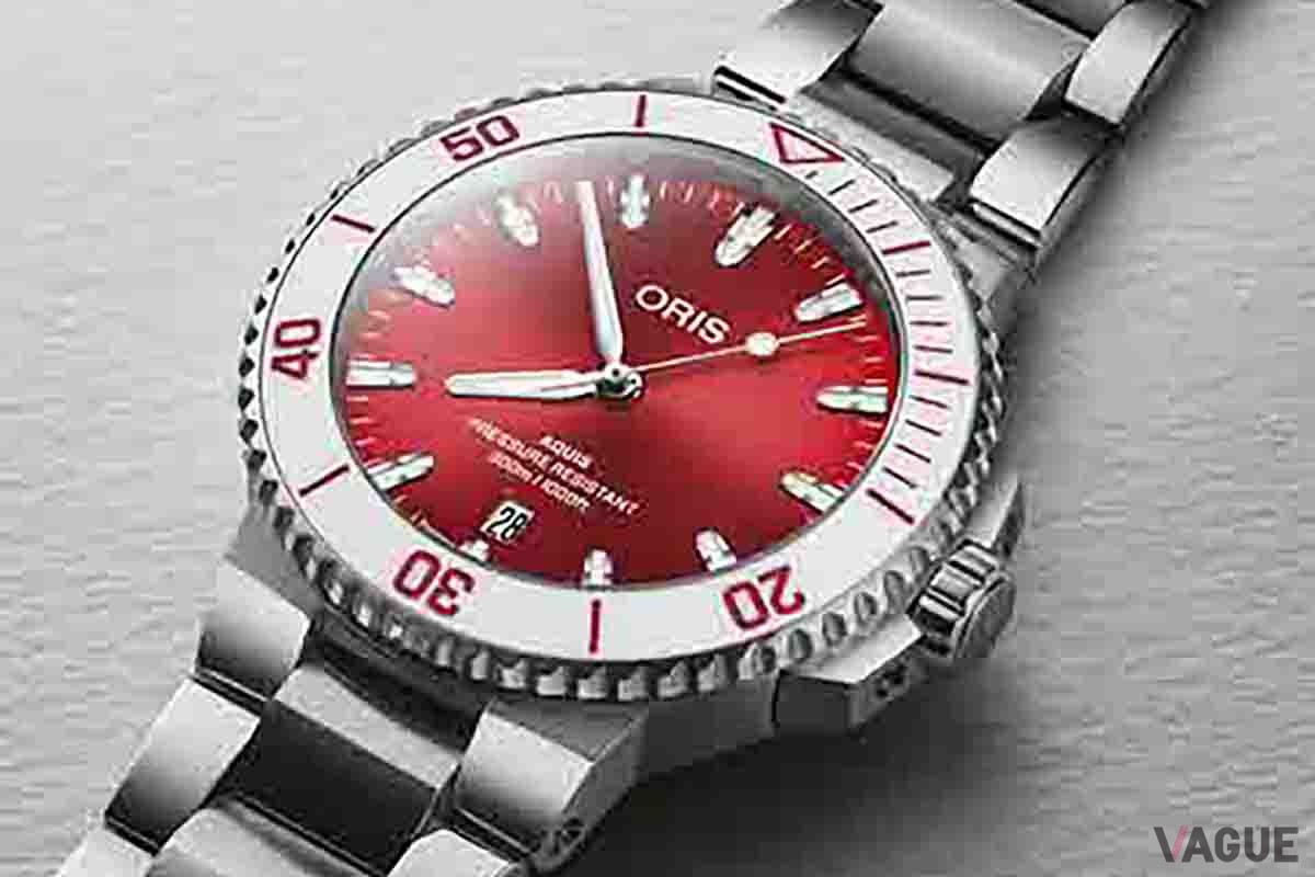 シルバーとホワイトに鮮やかなレッドの組み合わせ。目を引くこと間違いなし。