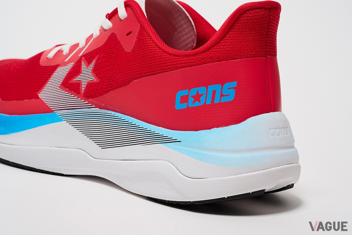 コンバースのランニングシューズラインに、ビギナーランナー向けに開発された厚底ランニングシューズ「CONS RUNDUAL」が登場