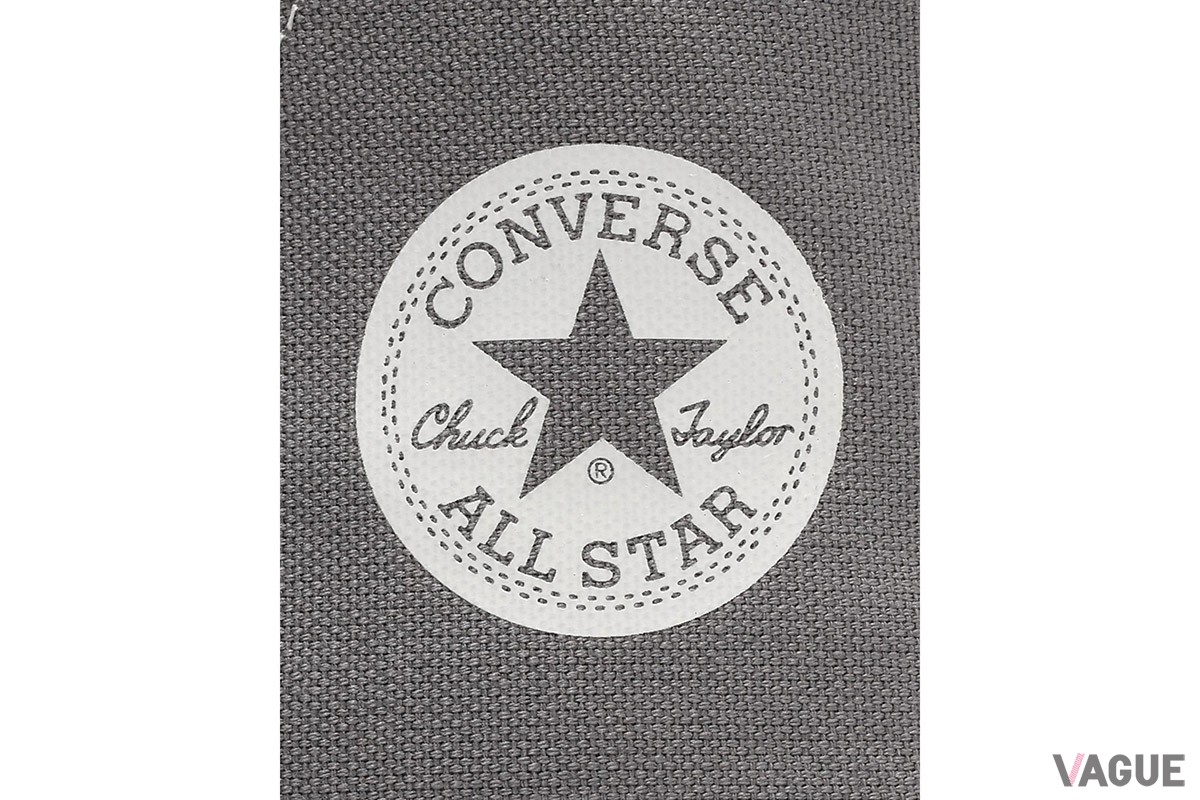 コンバースの名作「オールスター」の次世代モデル「ALL STAR（R）」のカカト部に、ジッパーを備えて利便性を高めた「ALL STAR（R） BACKZIP HI」