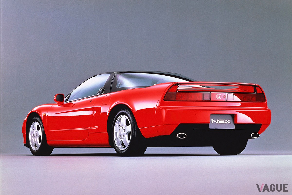 ボディサイズは全長4430mm、全幅1810mm、全高1170mm。販売開始時の車両本体価格は5速MT車で800万3000円だった