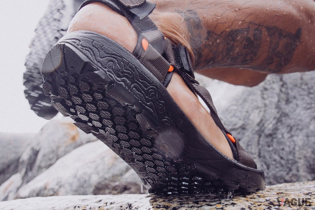 テバの新作ウォーターサンダル「HYDRATREK SANDAL」は水辺で安定したトラクションを提供するアマガエル由来の新機能“HYDRATREK”を搭載