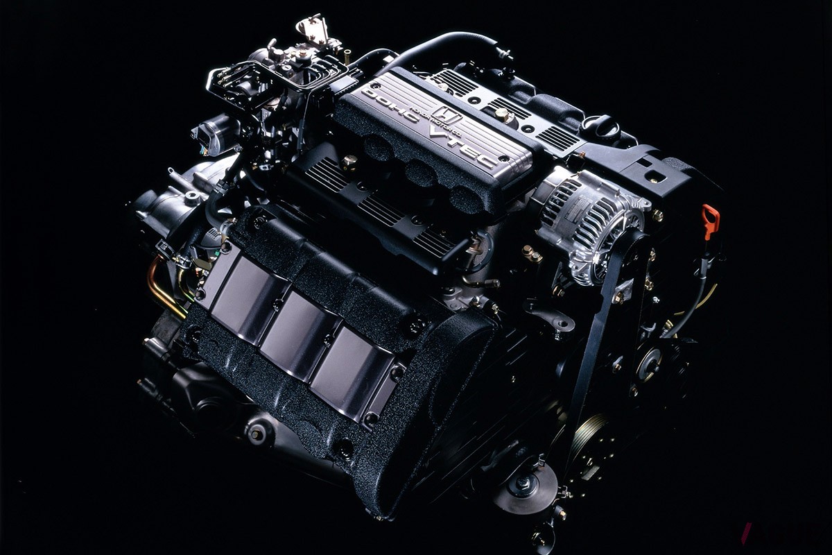 最高出力280ps、最大トルク30.0kg-mを発生する3リッターV6エンジンを搭載