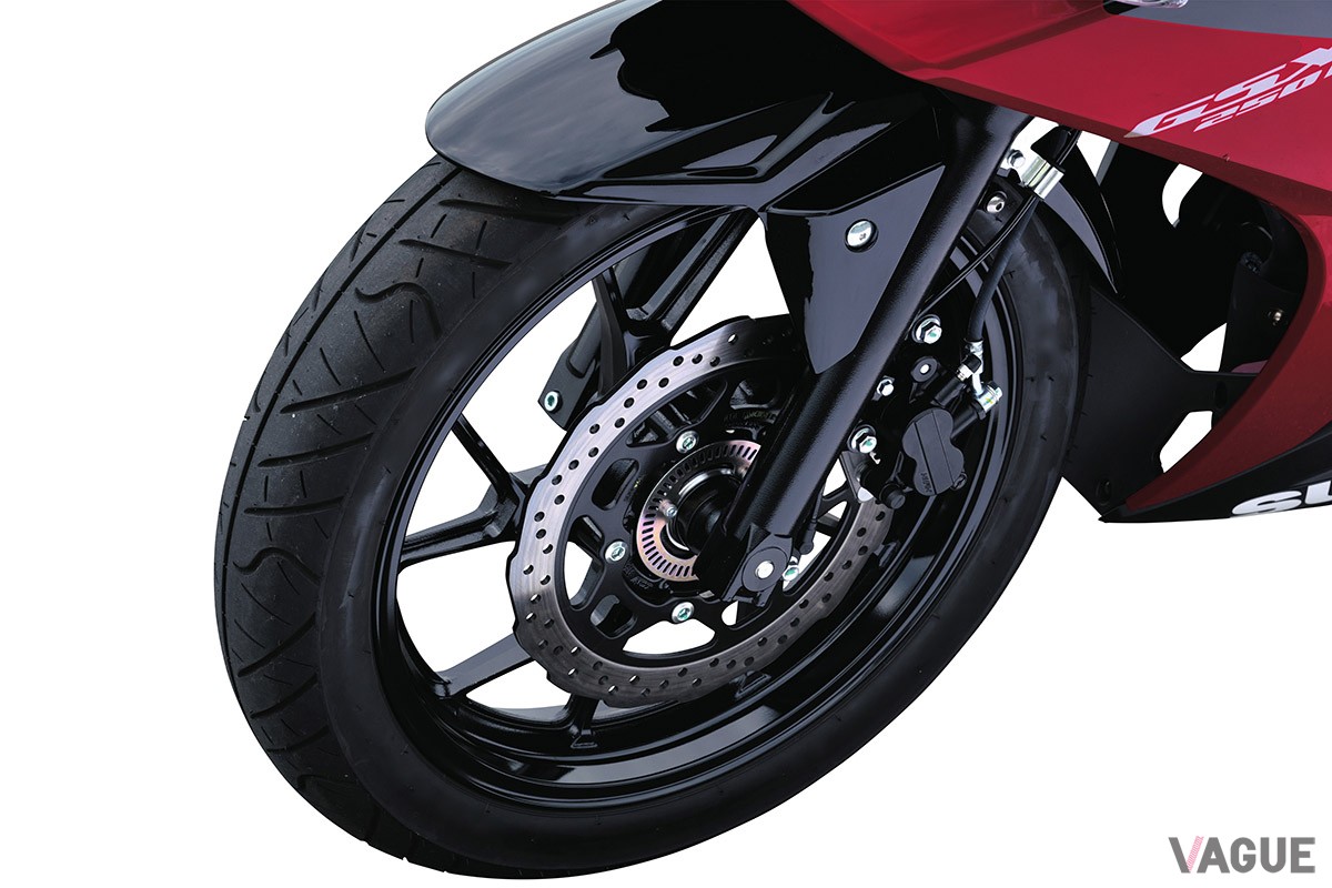 LEDヘッドランプを新たに採用し、より精悍な顔つきとなったスズキのフルカウルスポーツバイク「GSX250R」