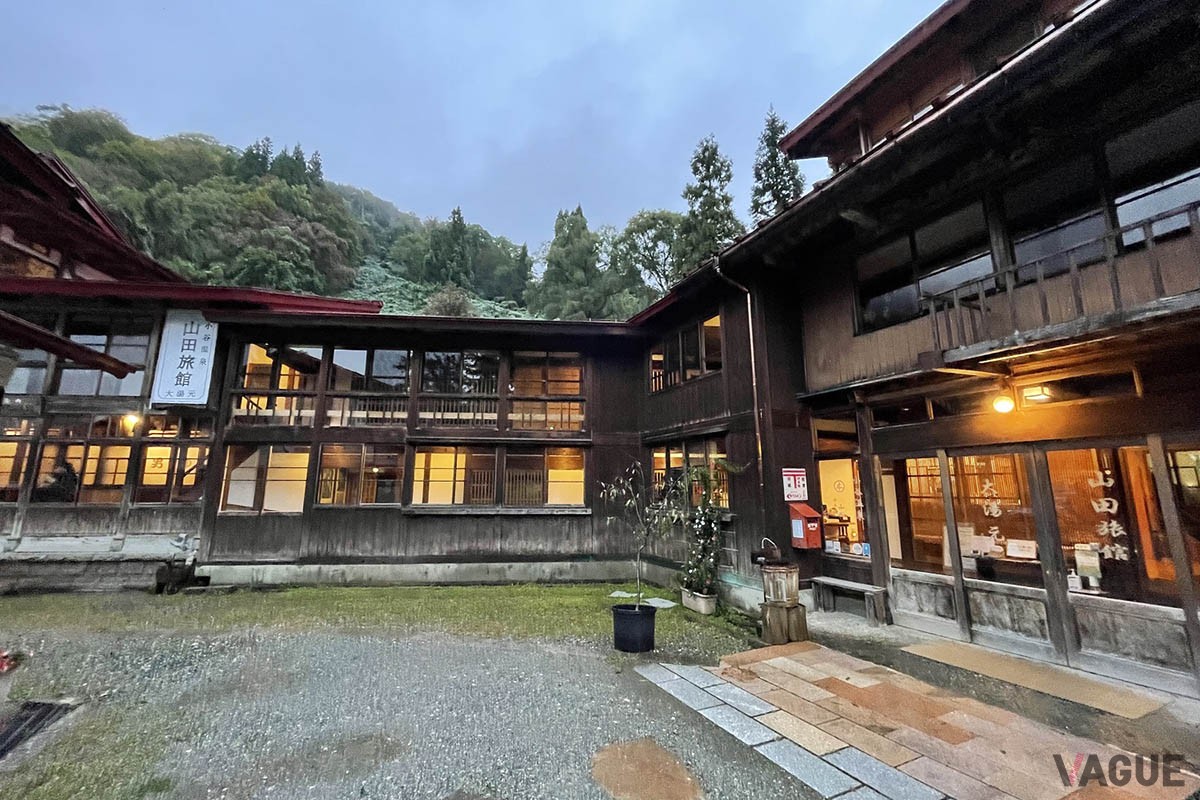夕暮れどきの外観。館内の電灯が幻想的です