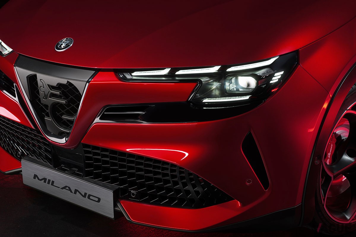 車名変更やフル電動化、さらに印象的なルックスなど、デビュー直後から話題に事欠かないアルファ ロメオの新しいコンパクトSUV「ジュニア」