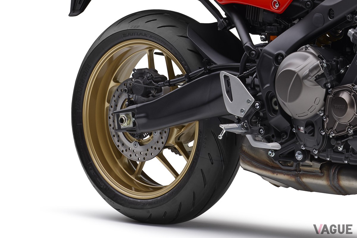 1980年代のレーシングバイクを想起させるフォルムとライディングポジションがカッコいいヤマハ「XSR900」の2024年モデル