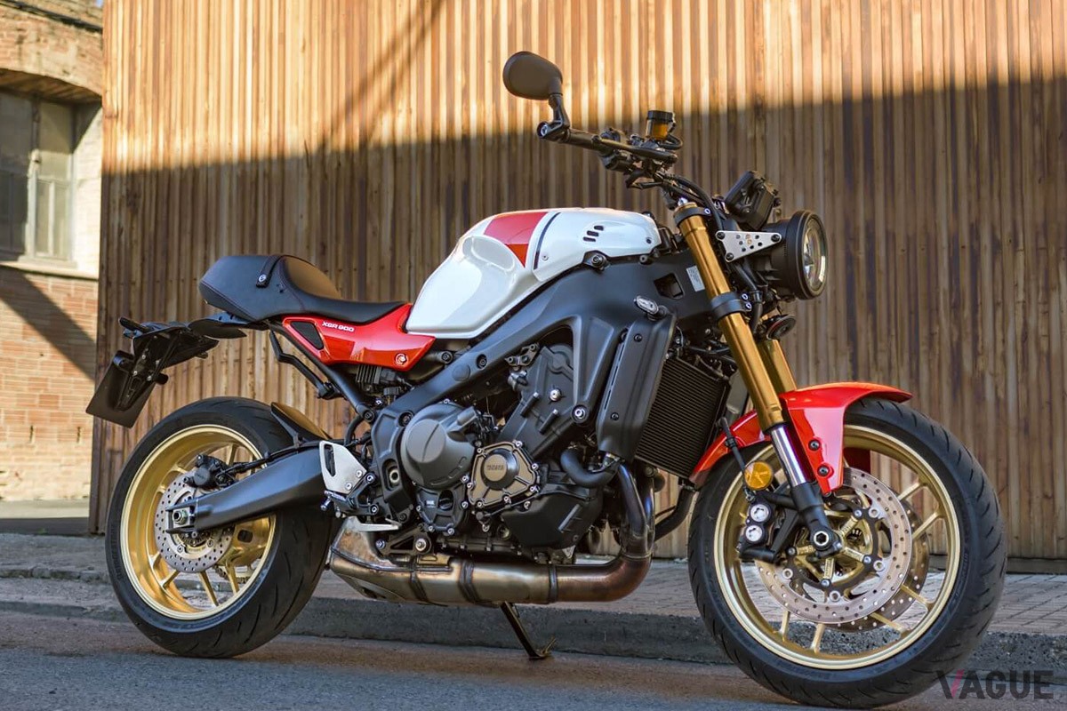 1980年代のレーシングバイクを想起させるフォルムとライディングポジションがカッコいいヤマハ「XSR900」の2024年モデル