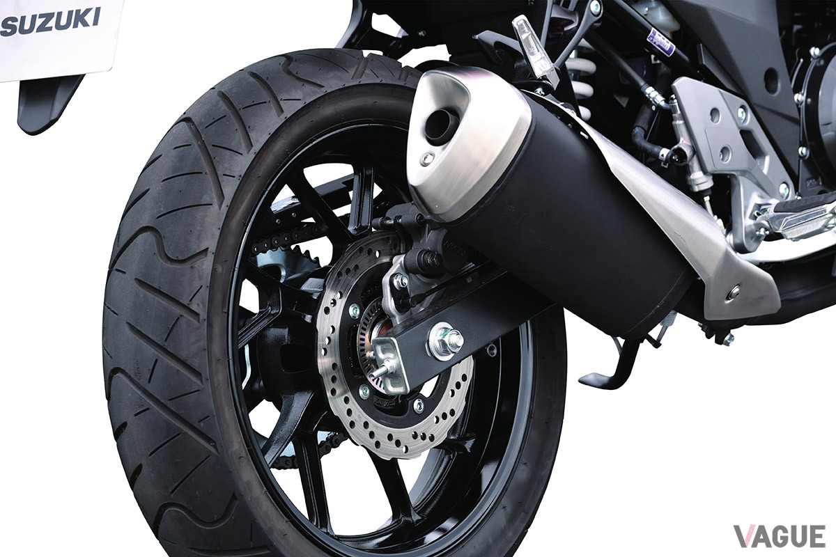 LEDヘッドランプを新たに採用し、より精悍な顔つきとなったスズキのフルカウルスポーツバイク「GSX250R」