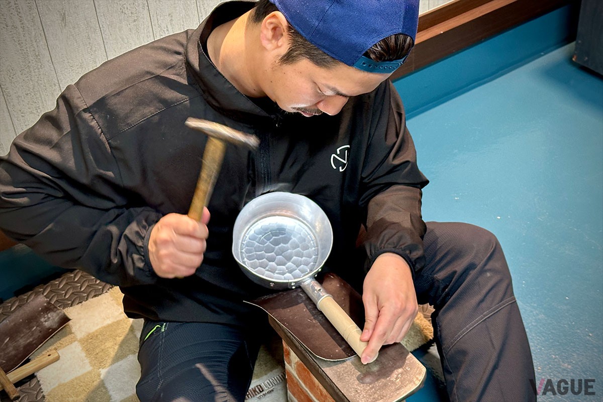片手の行平鍋を仕上げる中村さん