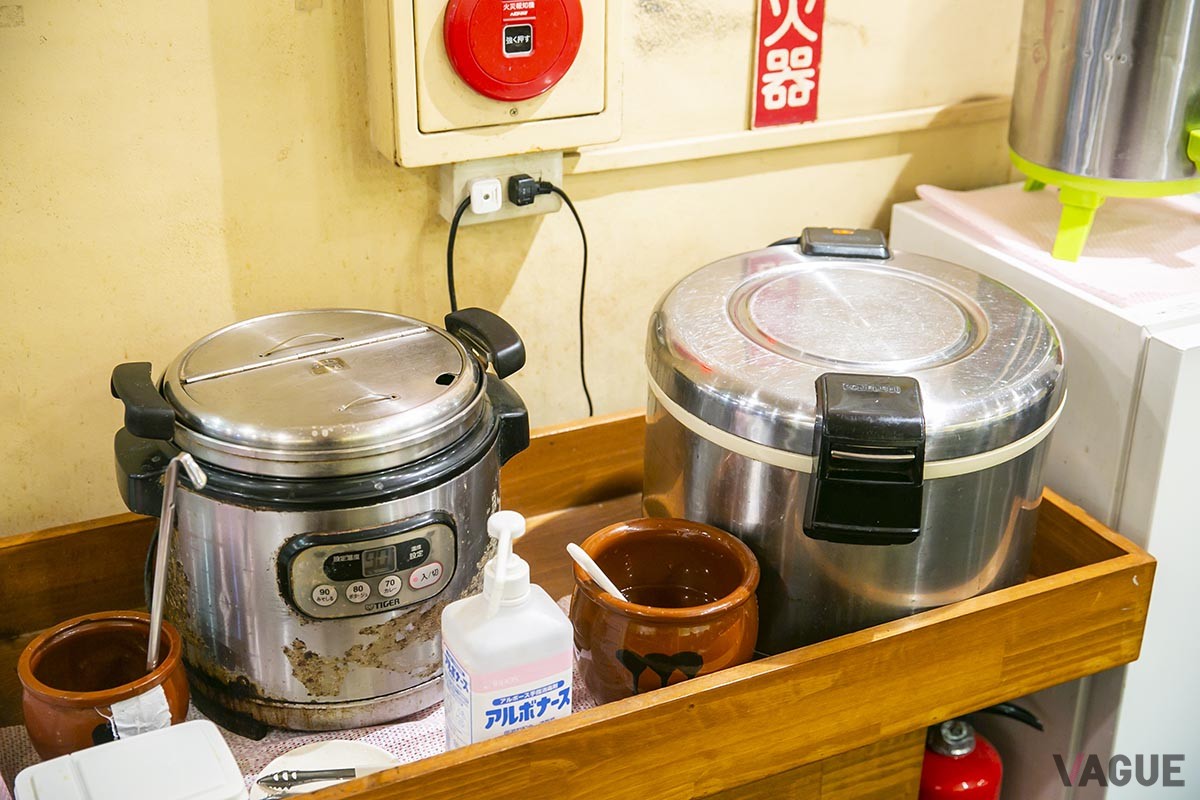 炊飯ジャーにお味噌汁のジャー。お茶、ご飯、味噌汁はセルフサービス、おかわり自由