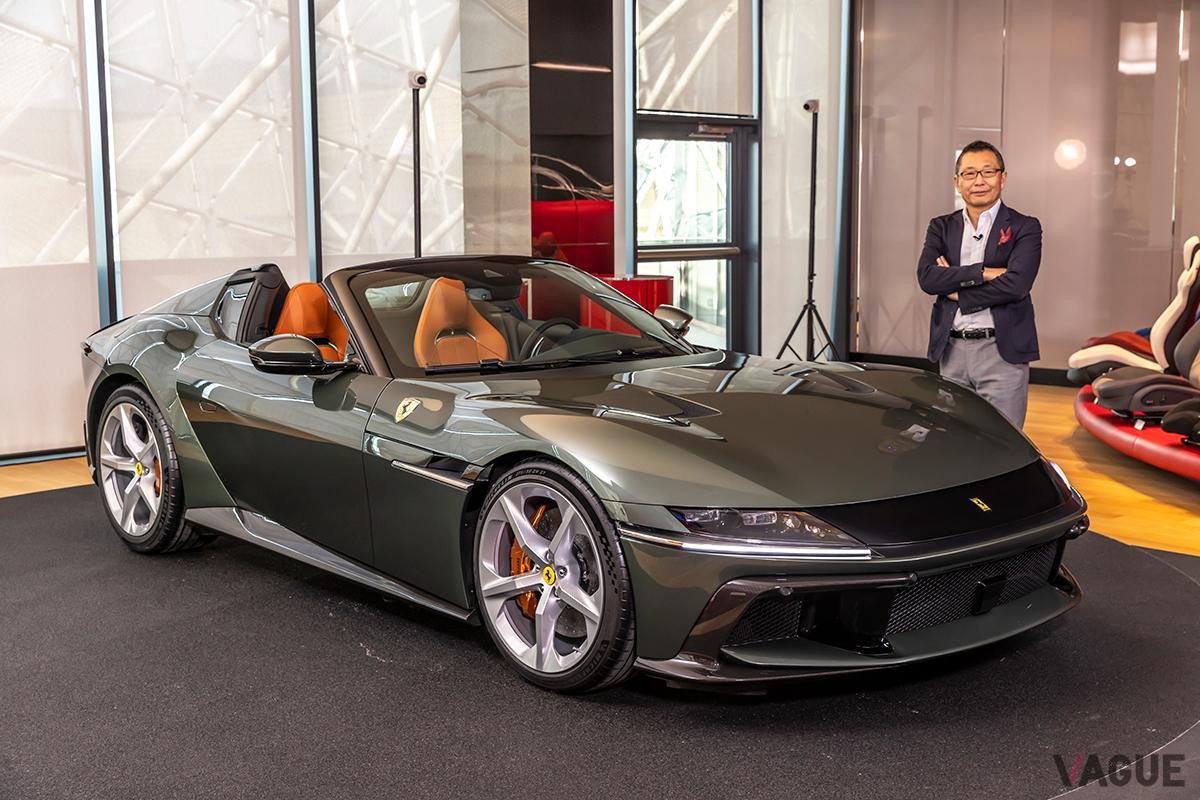 世界初公開されたフェラーリ新型「ドーディチ・チリンドリ」と筆者の大谷達也氏