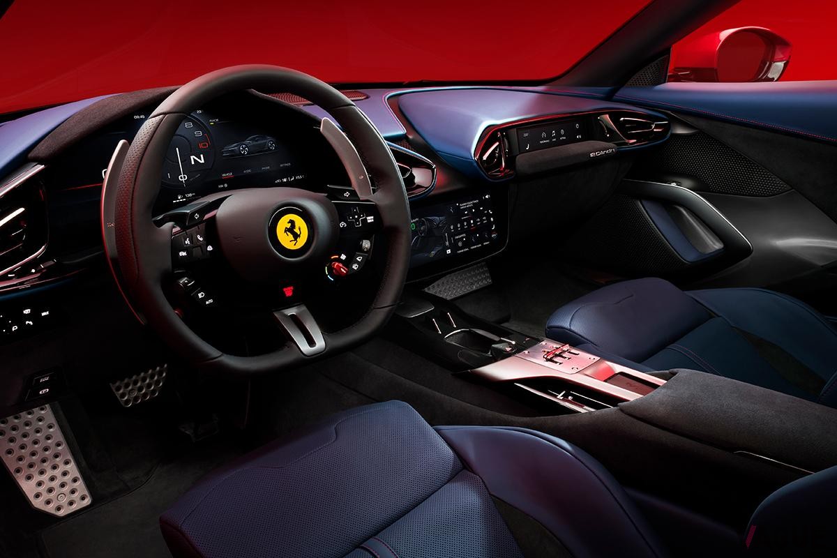 世界初公開されたフェラーリ新型「ドーディチ・チリンドリ」のインテリア