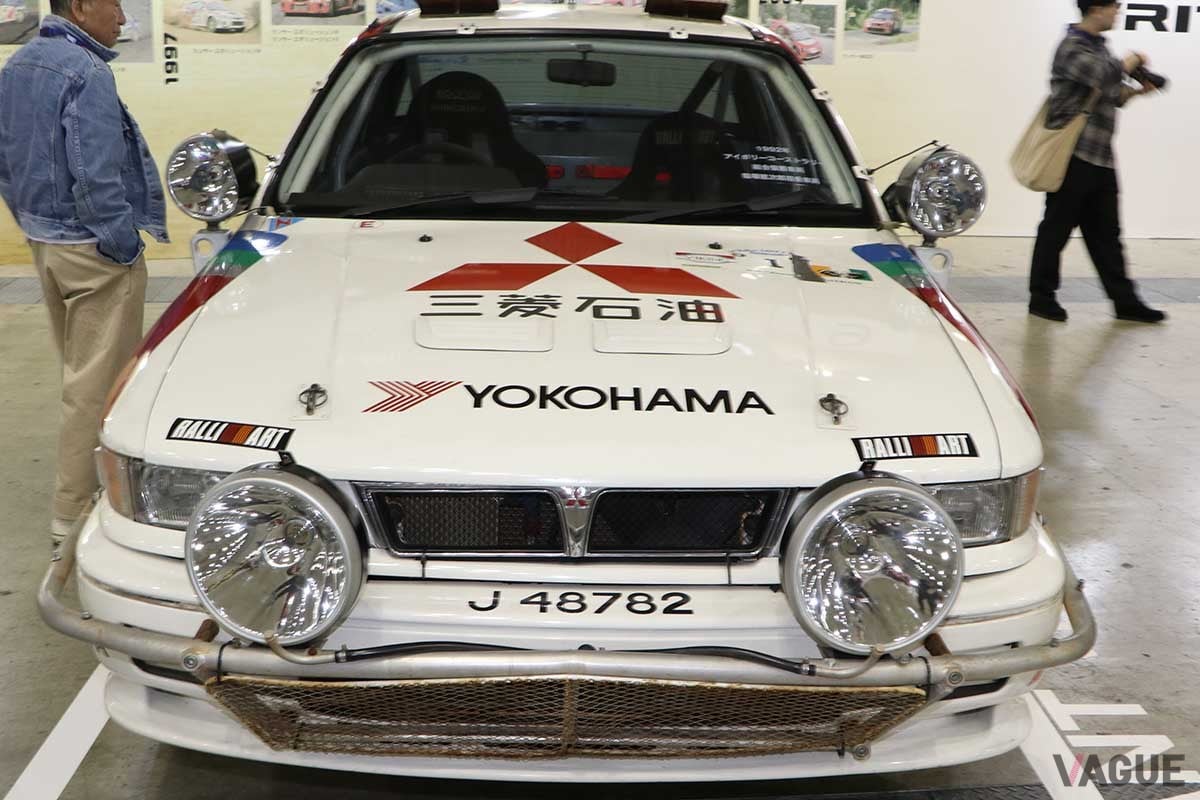 オートモビルカウンシル2024三菱ブースに出展された、ギャランVR-4ラリーカー。1989年のラリーコートジボワールにて、篠塚選手が日本人初のWRC総合優勝を果たしたマシンだ