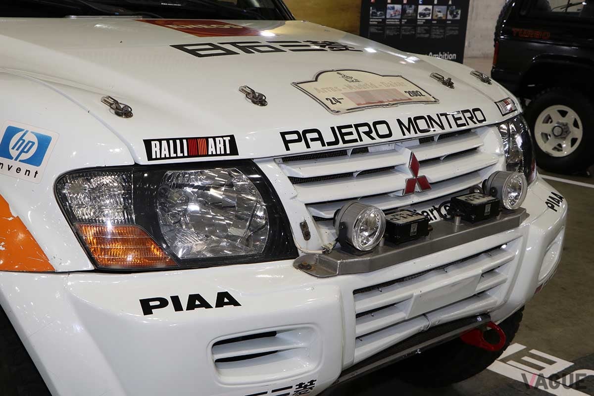 オートモビルカウンシル2024三菱ブースに出展された、2002年のダカールラリー総合優勝を飾ったパジェロ
