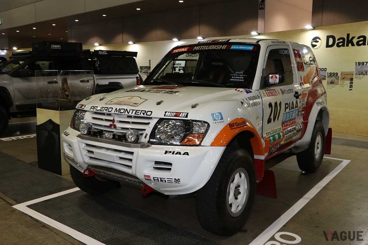 オートモビルカウンシル2024三菱ブースに出展された、2002年のダカールラリー総合優勝を飾ったパジェロ