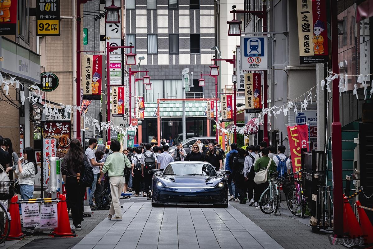 日本の道を走るピニンファリーナ新型「バッティスタ」