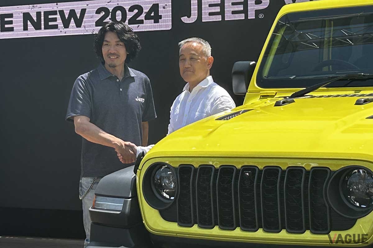 ステランティスジャパン社長の打越 晋氏とお笑いコンビのトータルテンボス藤田憲右さん