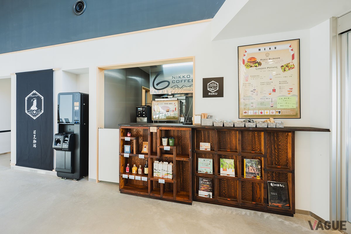 鹿沼市内でも人気のカフェ「Nikko Coffee Roku」では、豊かな香り漂う自家焙煎スペシャリティコーヒーやバーガー、かき氷などを提供（営業時間：10:00～17:00 水曜日定休）
