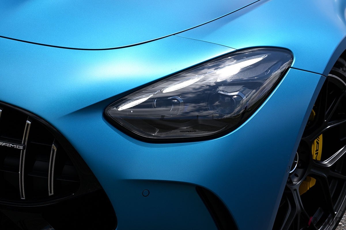 AMGらしい豪快な走りはもちろんのこと、優れた安全性や実用性など全方位的性能も身につけたメルセデスAMG「GTクーペ」