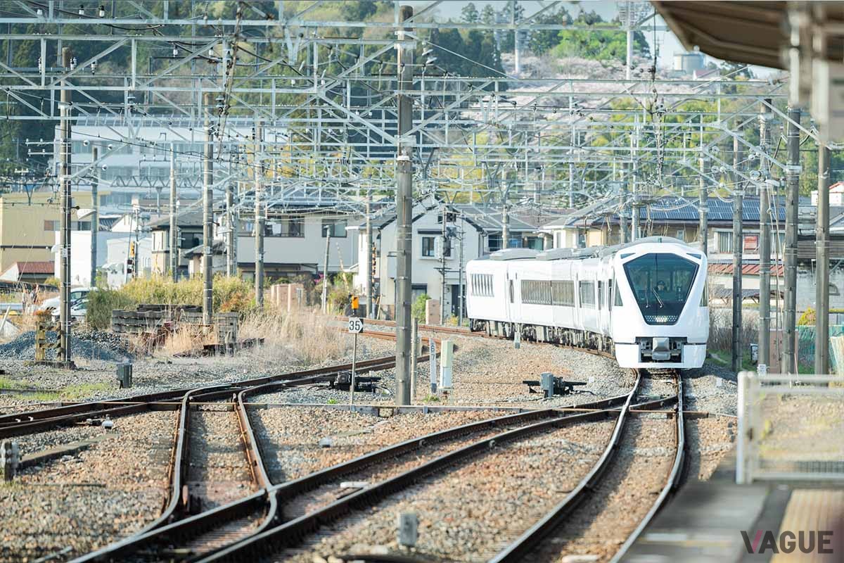 東武鉄道の「スペーシアX」なら、始発の東武浅草駅から、キャンプフィールド最寄の新鹿沼駅まで約84分でくることができます