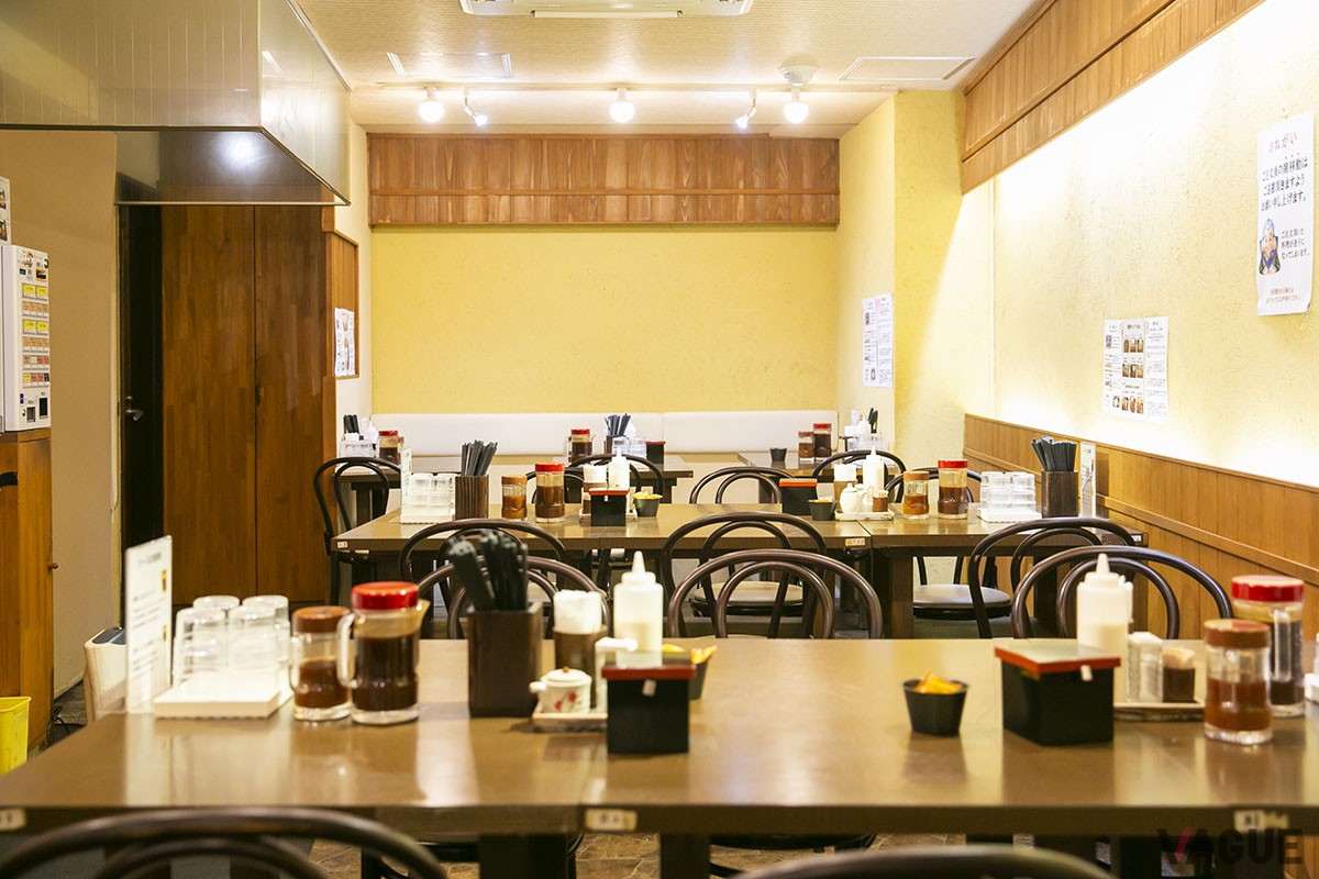 店内。奥に長いので、席数は充実。それでもランチタイムには行列ができる場合も