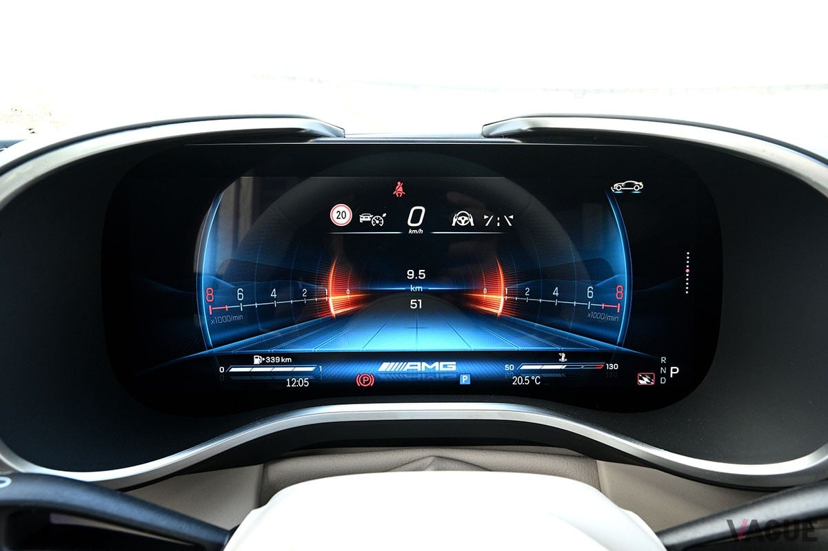 AMGらしい豪快な走りはもちろんのこと、優れた安全性や実用性など全方位的性能も身につけたメルセデスAMG「GTクーペ」