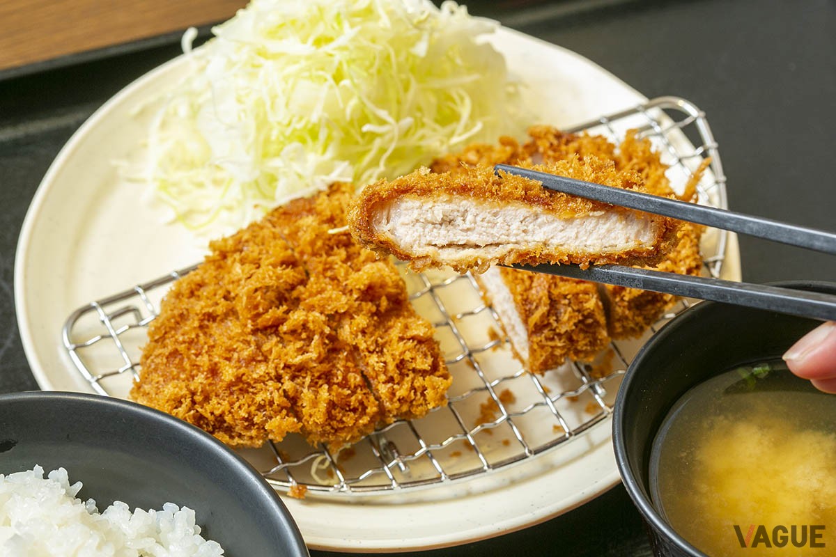 ロースかつの断面。最初は塩にするか、カラシにするか、そのままでいくか悩む！