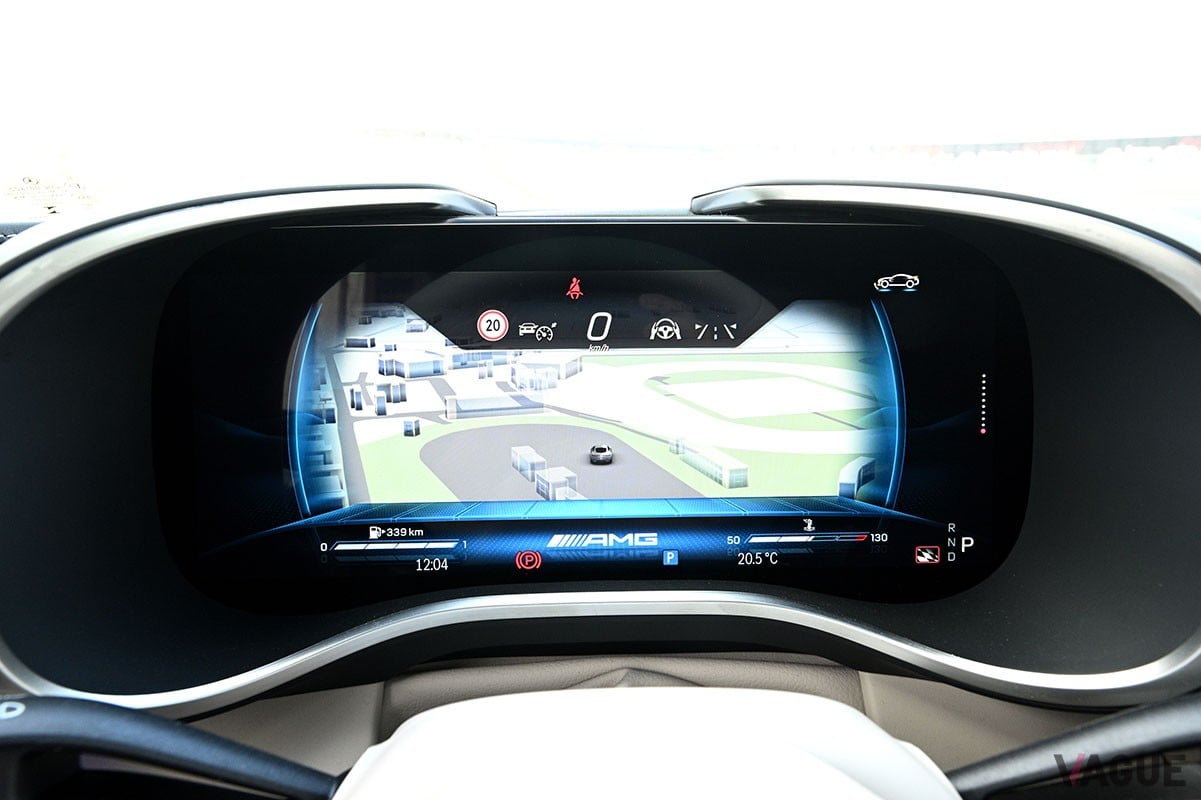 AMGらしい豪快な走りはもちろんのこと、優れた安全性や実用性など全方位的性能も身につけたメルセデスAMG「GTクーペ」