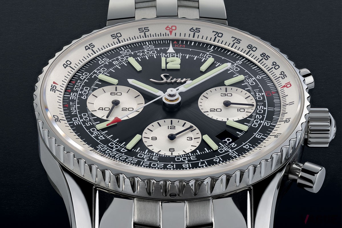 アプライドインデックスと針の仕様は高濃度の夜光塗料を硬化させたハイブリッド・セラミックパーツに変更。側面からも光を放つのがわかる