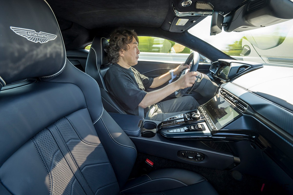 アストンマーティン新型「ヴァンテージ」をドライブする島下泰久氏