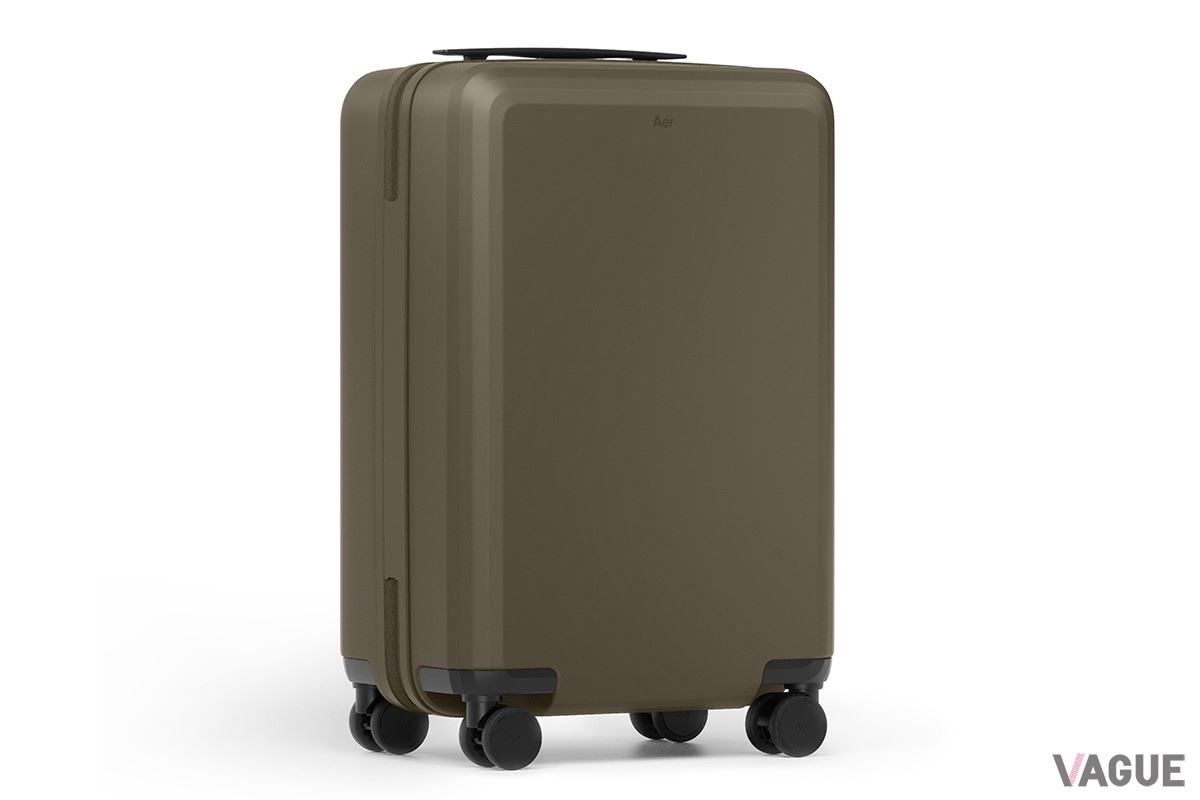 アウトドアギアの雰囲気を醸し出すダークオリーブ。