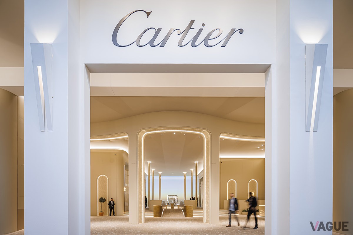 フェアの中でも最大規模を誇るカルティエのブース。メインブースはギャラリーのように新作、ユニークピースなどが展示されている。©2023 Yasuhito Shibuya