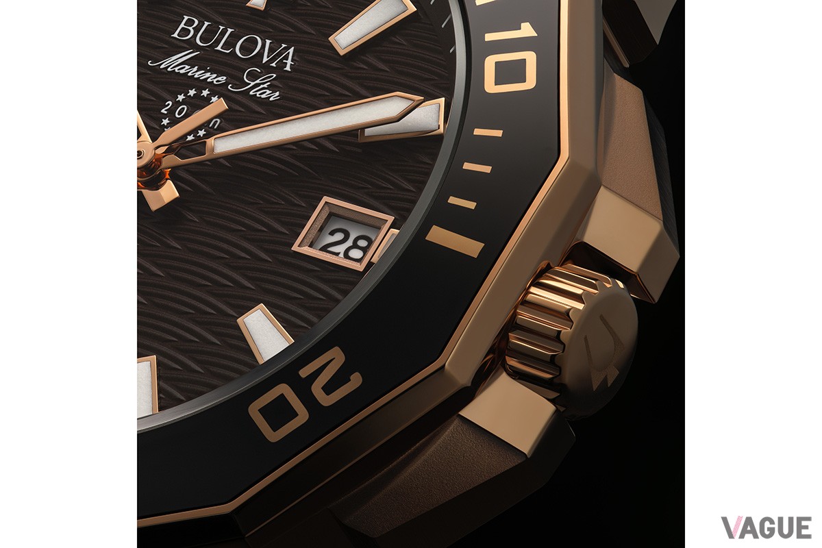 ローズゴールド×ブラック×チョコレートカラーという気品ある彩り。