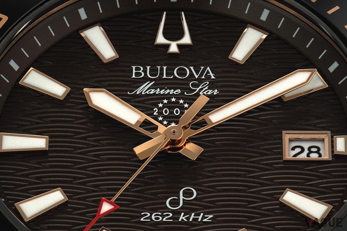 ダイヤル表面の波模様が海や夏のイメージを表現。