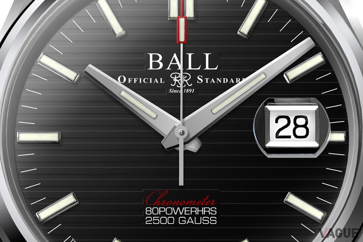 ラグレスケースに薄いベゼルで、文字盤の存在感を大きく提示する。