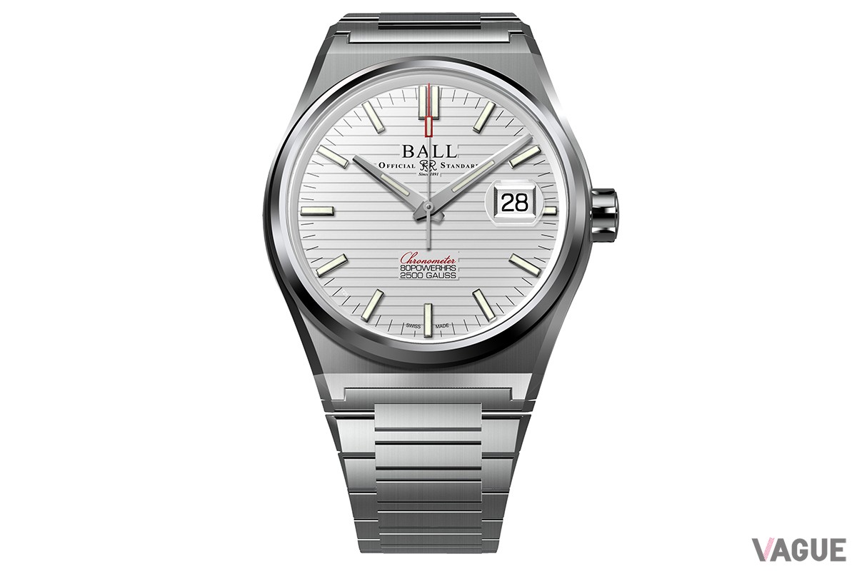 文字盤はストライプで控えめに装飾。カレンダー表示には拡大鏡。