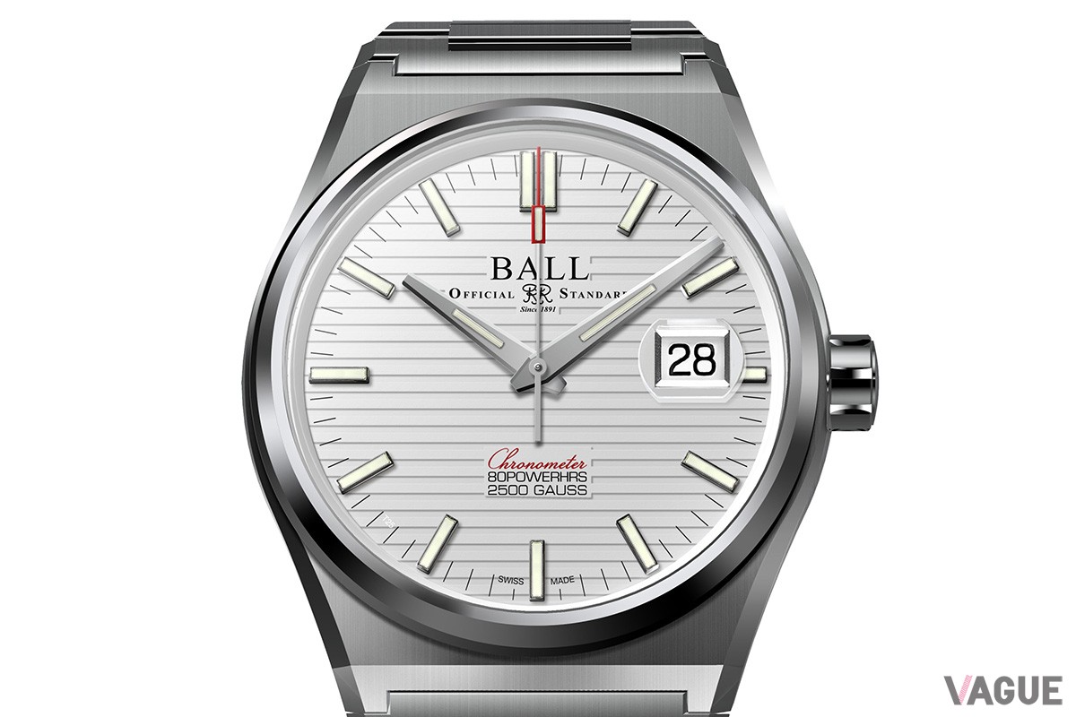 文字盤はストライプで控えめに装飾。カレンダー表示には拡大鏡。