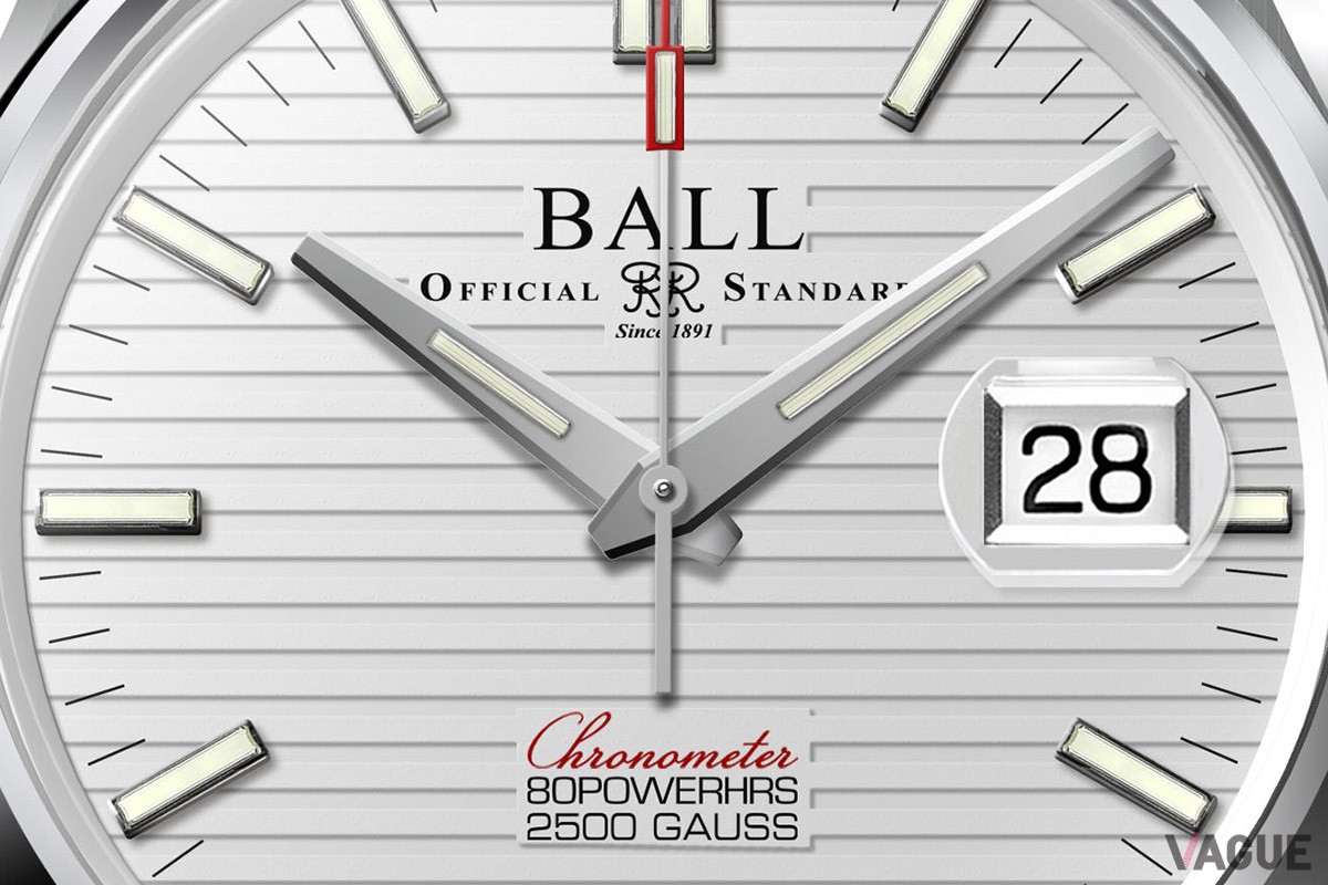 文字盤はストライプで控えめに装飾。カレンダー表示には拡大鏡。