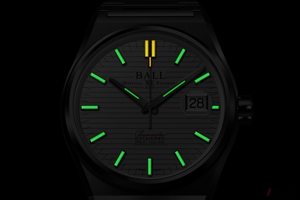 トリチウムが蛍光塗料に作用することで発光するマイクロ・ガスライト。蓄光などに頼ることのない安心感が嬉しい。