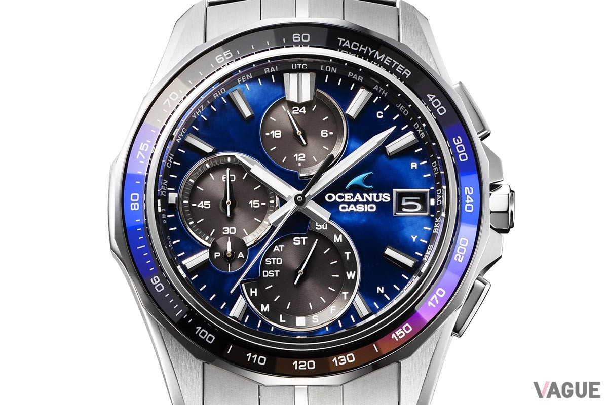 白蝶貝のダイヤルと20面カットのベゼルが、海の深さを思わせるような複雑な色彩を放つ。
