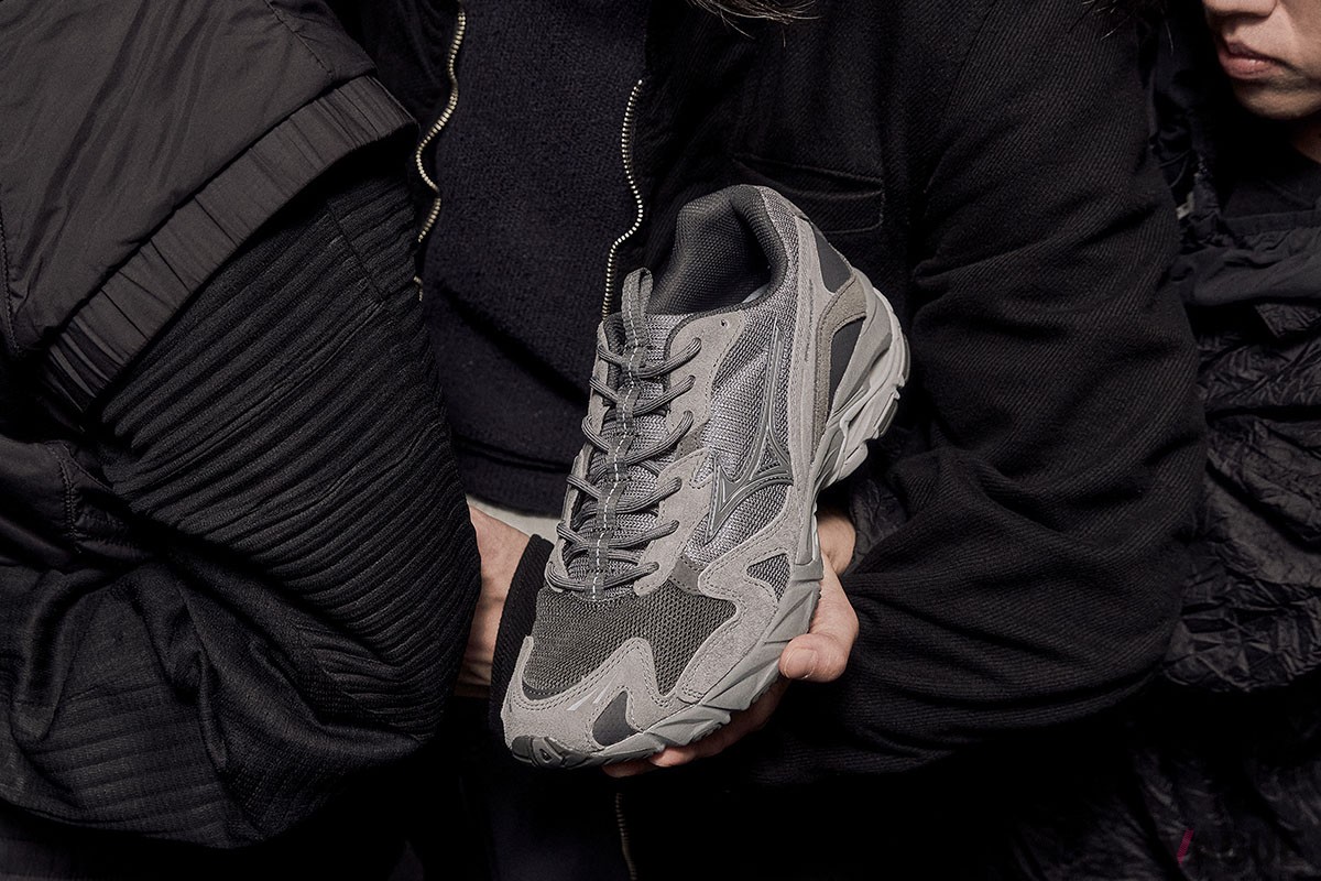 シューズの各部がさまざまなテクスチャをみせ重層的な表現に。