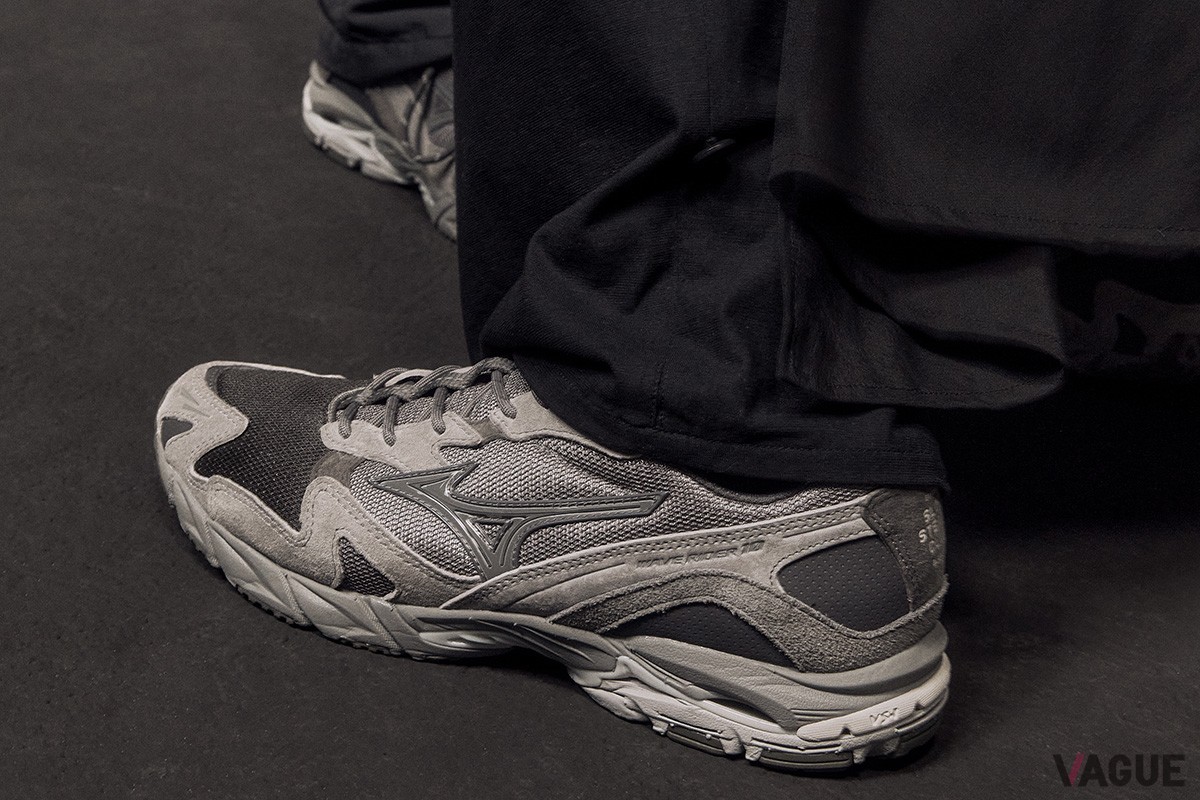 モノトーンでありながらも、大いに複雑さを感じるデザインに。