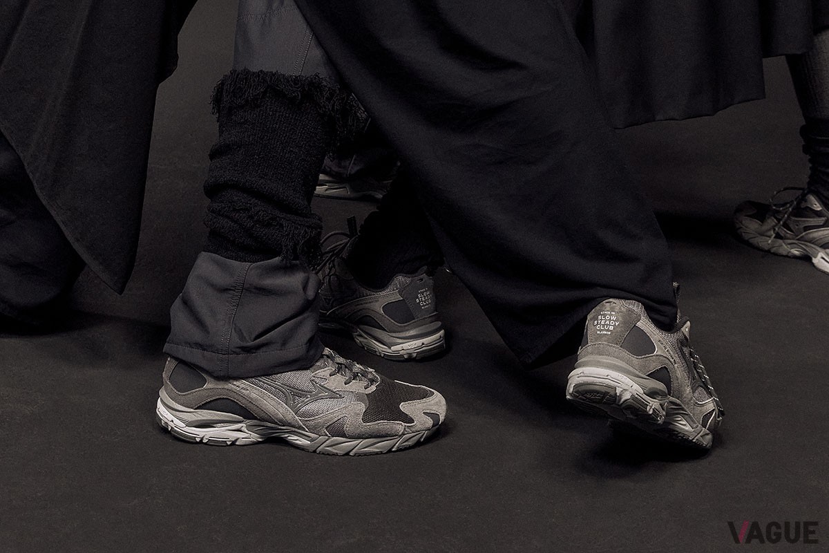 かかとには「SLOW STEADY CLUB」のロゴを。