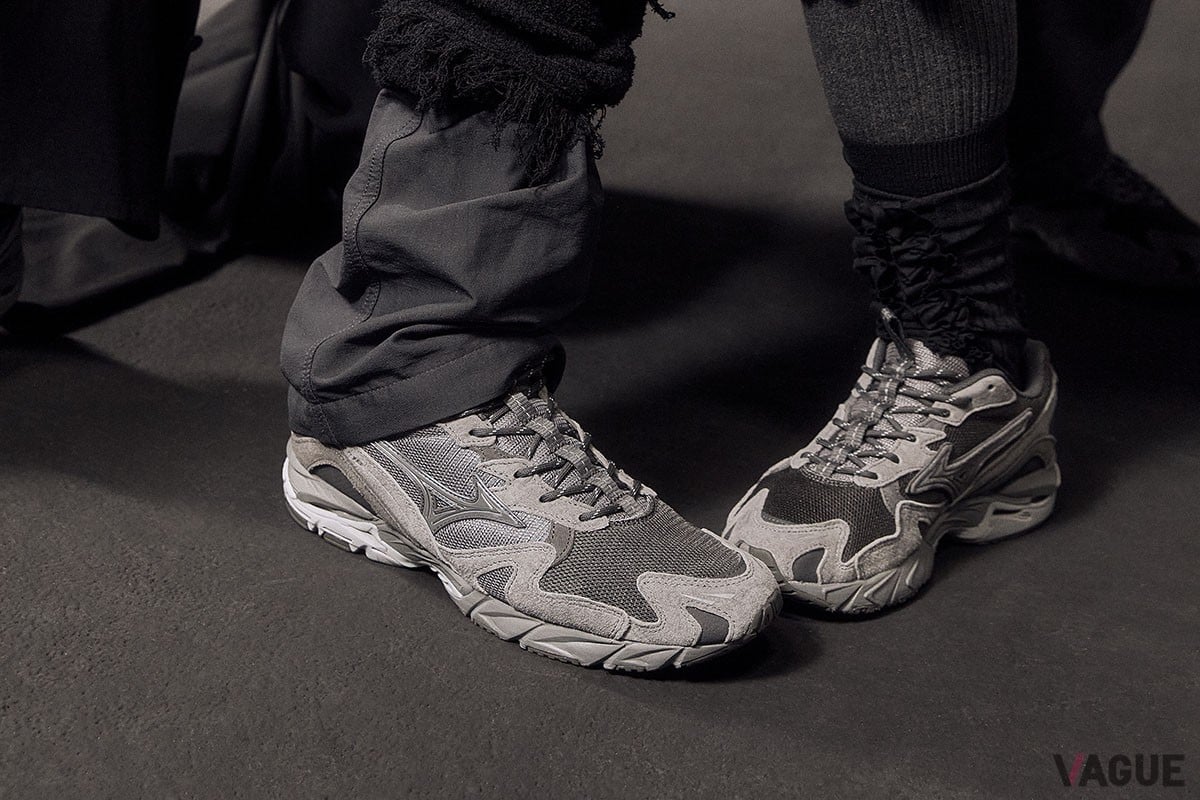 ブラック、グレー、ホワイト、そして光沢やマットといったテクスチャが共演する奥深さ。