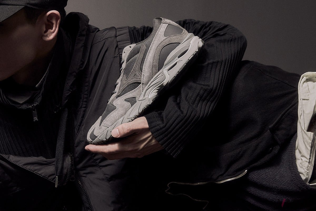 モノトーンでありながらもアッパーの複雑さが高い存在感を放つ