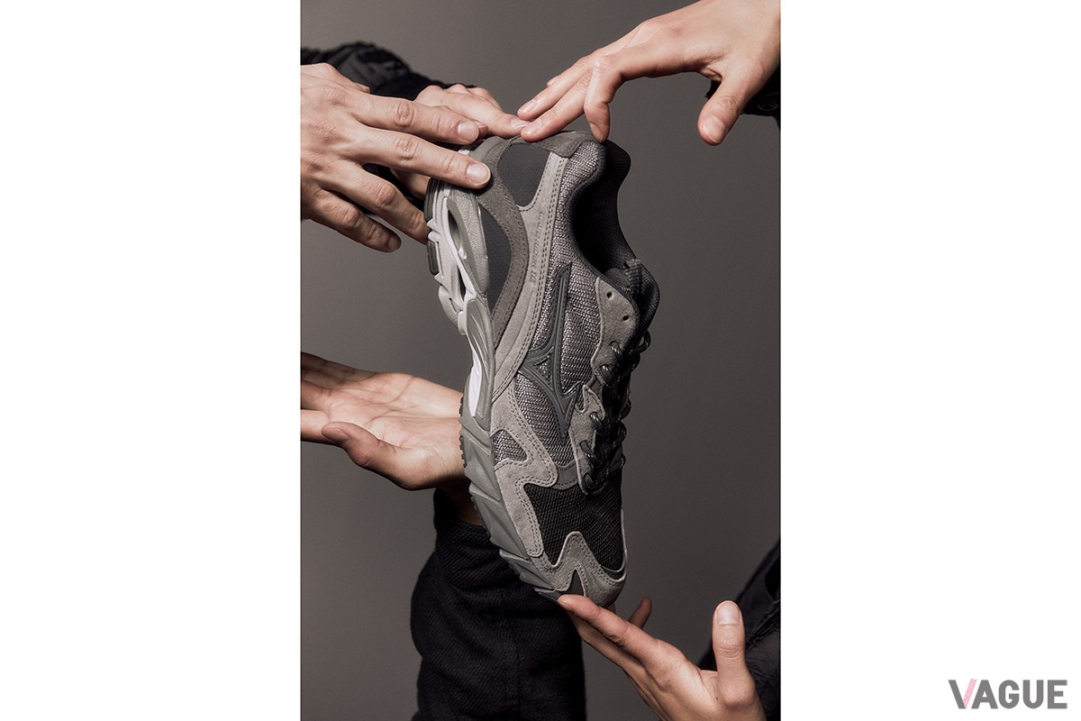 韓国生まれのモノクロ絵画である「タンセクファ」のテイストをシューズで表現。