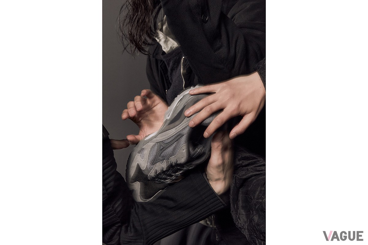 深みのある表現×ミズノのランシュー性能で都会をクールに闊歩してみたい。